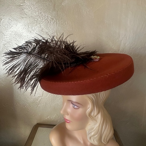 RAVISHING 1940s\' CINNAMON COLOR TILT FELT HAT WITH LARGE BROWN FEATHERS + JEWEL main image 14